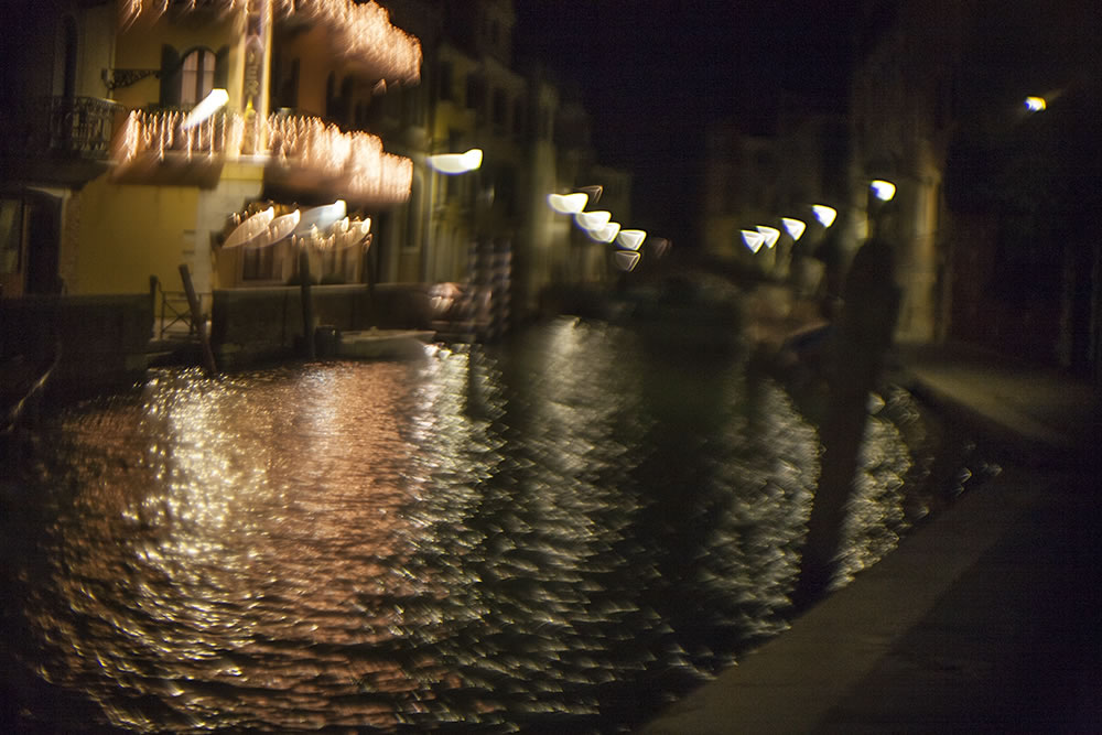 Wandering Venice at night, looking through a broken 50mm lens.